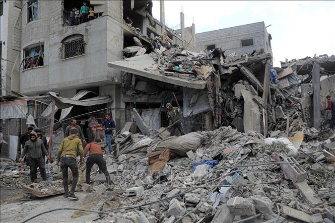 Ngày 22/2/2024, Israel đã tiến hành các cuộc không kích thành phố Rafah ở phía Nam Dải Gaza trong bối cảnh các nước khu vực và phương Tây đang nỗ lực thúc đẩy các cuộc đàm phán nhằm đạt được một thỏa thuận tạm ngừng bắn và phóng thích con tin. Ảnh: Cảnh đổ nát sau cuộc không kích của Israel xuống thành phố Rafah, Dải Gaza ngày 22/2/2024. THX/TTXVN