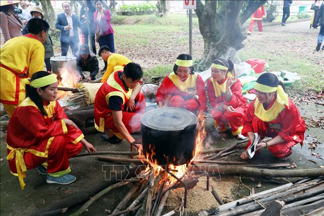 Luộc bánh chưng. Ảnh: Mạnh Tú - TTXVN
