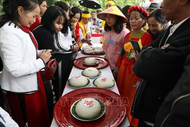 Bánh thành phẩm được bày lên mâm truyền thống và trang trí chữ “Phúc”, “Lộc” hoặc “Thọ” màu đỏ bằng chữ Hán Nôm. Ảnh: Mạnh Minh - TTXVN