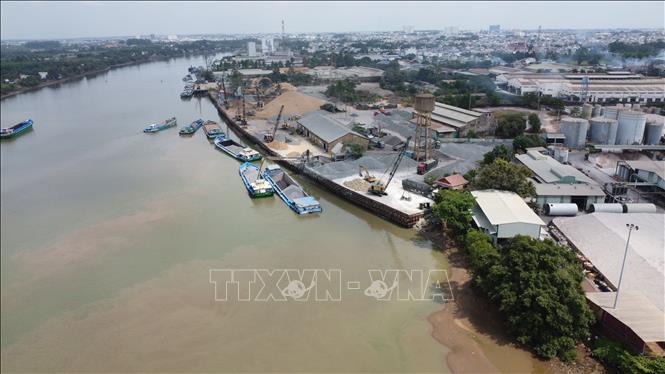 Khu công nghiệp Biên Hòa 1 có vị trí đắc địa, tiếp giáp sông Đồng Nai. Ảnh: Công Phong - TTXVN