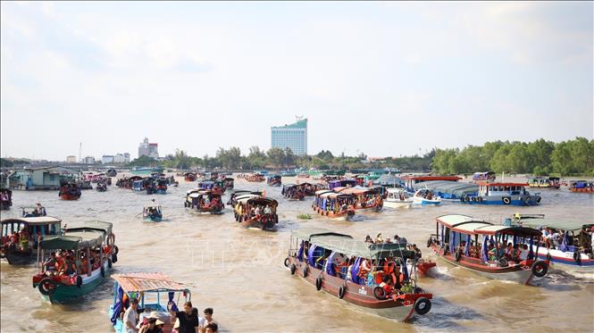 Hàng trăm tàu bè dập dìu trên sông. Ảnh: Ánh Tuyết - TTXVN