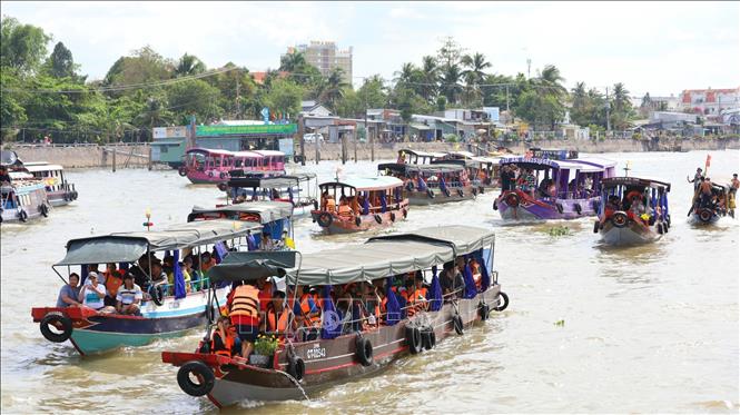Hàng trăm tàu bè dập dìu trên sông. Ảnh: Ánh Tuyết - TTXVN