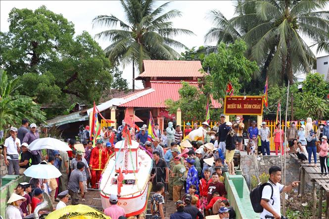Đưa tàu “Tống ôn” lên tàu lớn. Ảnh: Ánh Tuyết - TTXVN