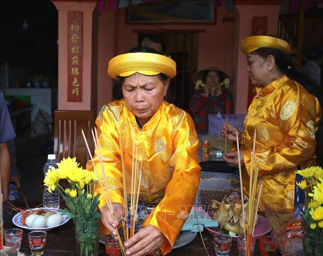 Nghi thức cúng Bà. Ảnh: Ánh Tuyết - TTXVN