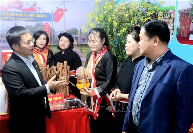 Đại biểu, nhân dân thăm quan các gian hàng OCOP Quảng Ninh. Ảnh: Văn Đức - TTXVN