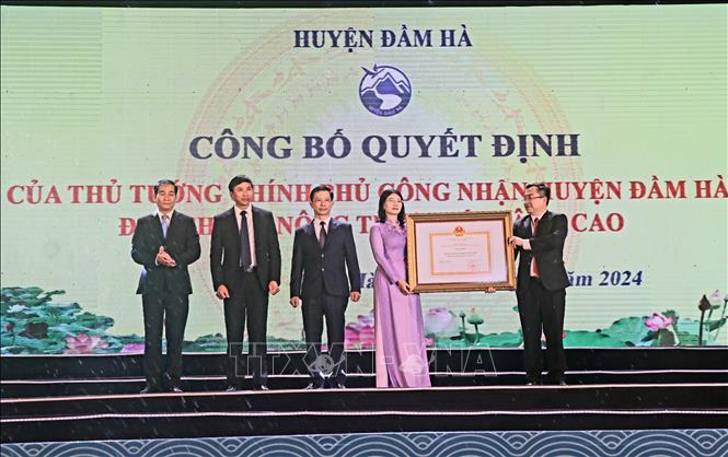 Nghi lễ trao các quyết định. Ảnh: Văn Đức - TTXVN