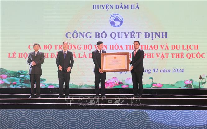 Nghi lễ trao các quyết định. Ảnh: Văn Đức - TTXVN