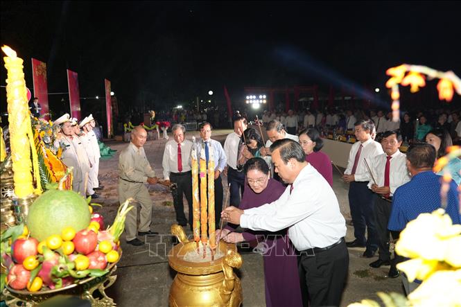 Lãnh đạo, nguyên lãnh đạo tỉnh Tây Ninh dân dương tưởng nhớ các anh hùng liệt sĩ. Ảnh: Minh Phú - TTXVN