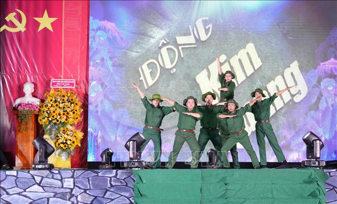Tiết mục Sân khấu hoá tái hiện truyền thống đấu tranh cách mạng tại động Kim Quang, núi Bà Đen tỉnh Tây Ninh. Ảnh: Minh Phú - TTXVN