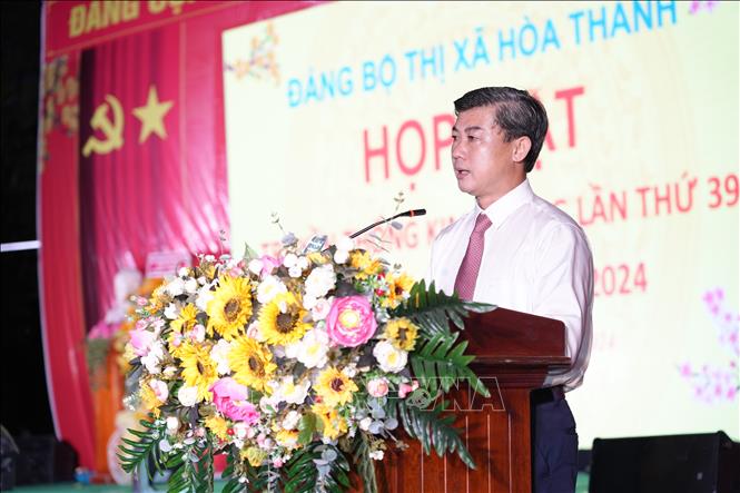 Phó Bí thư Thị uỷ Hoà Thành Trương Văn Hoàn phát biểu ôn lại truyền thống cách mạng hào hùng của địa phương. Ảnh: Minh Phú - TTXVN
