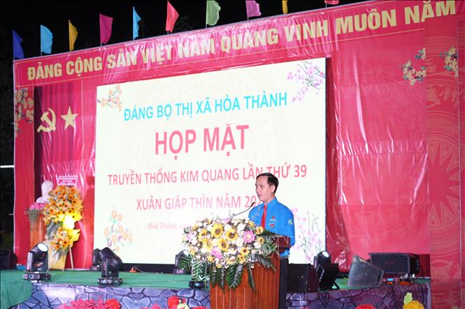 Bí thư Đoàn thanh niên Cộng sản Hồ Chí Minh thị xã Hoà Thành thay mặt thế hệ trẻ thể hiện lòng biết ơn sâu sắc đến các thế hệ cha anh đã chiến đấu - hy sinh vì nền độc lập tự do của dân tộc. Ảnh: Minh Phú - TTXVN