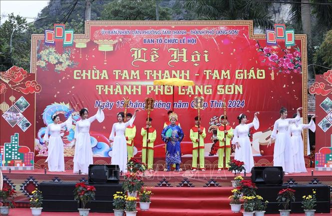 Tiết mục tái hiện danh nhân Ngô Thì Sĩ với xứ Lạng tại Lễ hội Chùa Tam Thanh. Ảnh: Anh Tuấn – TTXVN