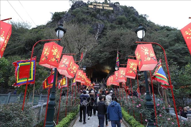 Người dân và du khách về dự Lễ hội Chùa Tam Thanh cầu tài lộc, may mắn, sức khỏe. Ảnh: Anh Tuấn – TTXVN