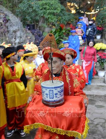 Rước bát hương Đốc Trấn Ngô Thì Sĩ từ chùa Tam Giáo sang chùa Tam Thanh dự hội. Ảnh: Anh Tuấn – TTXVN