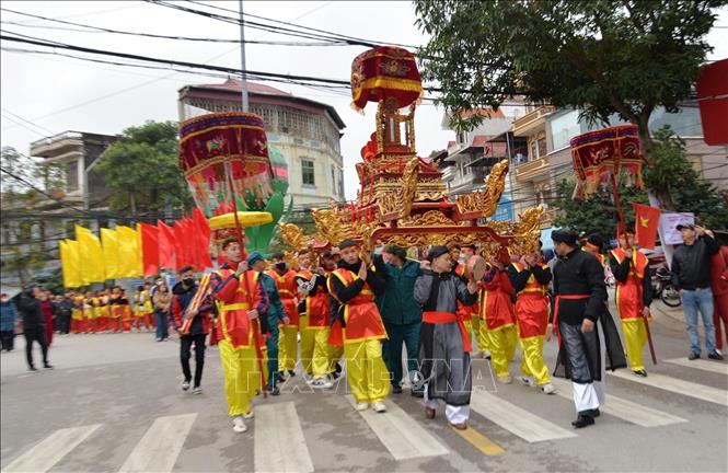 Lễ rước kiệu danh nhân Ngô Thì Sĩ (1726-1780) từ chùa Tam Giáo (động Nhị Thanh) đến chùa Tam Thanh (động Tam Thanh). Ảnh: Anh Tuấn – TTXVN 