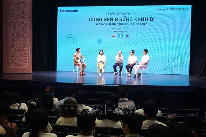 Các đại sứ của Chiến dịch Cùng Gen G sống Xanh đi giao lưu với các bạn trẻ tại buổi tổng kết. Ảnh: Anh Tuấn - TTXVN