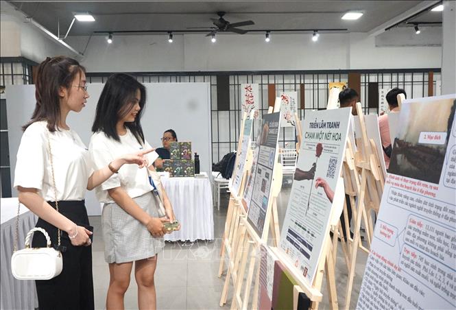  Các bạn trẻ tìm hiểu về các kiến thức 