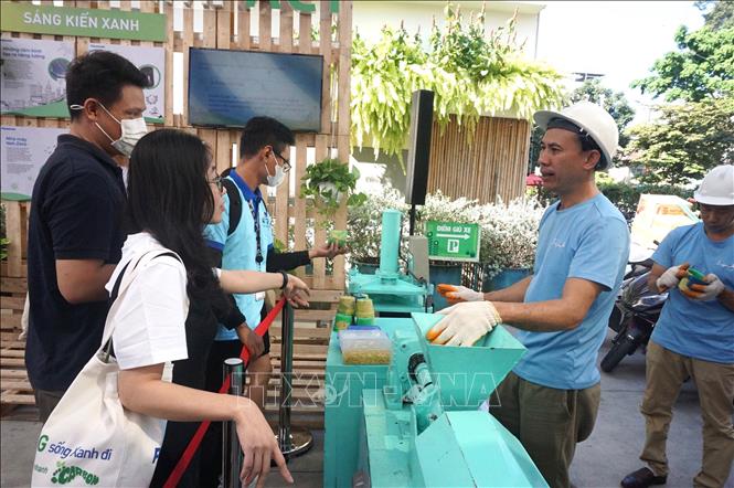 Các bạn trẻ tìm hiểu về các kiến thức 