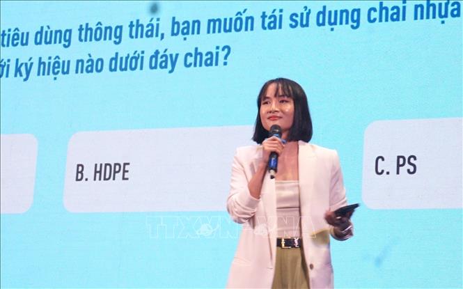 Giang Ơi- KOLs (những người có sự ảnh hưởng đến mọi người trên các nền tảng mạng xã hội), Đại sứ của chiến dịch Cùng Gen G sống Xanh đi giao lưu, tương tác với các bạn trẻ. Ảnh: Anh Tuấn - TTXVN