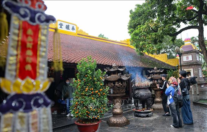 Ngày Rằm tháng Giêng năm Giáp Thìn 2024, người dân Hà Nội đi lễ chùa Trấn Quốc mong cầu bình an. Ảnh: Thanh Tùng - TTXVN