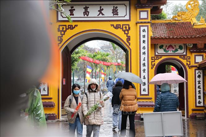Để chuẩn bị cho việc đi lễ của người dân trong dịp đầu năm mới, đặc biệt là vào ngày Rằm tháng Giêng, nhiều cơ sở tôn giáo đã chỉnh trang hạ tầng, chuẩn bị các khóa lễ cầu an theo truyền thống văn hóa. Ảnh: Thanh Tùng - TTXVN