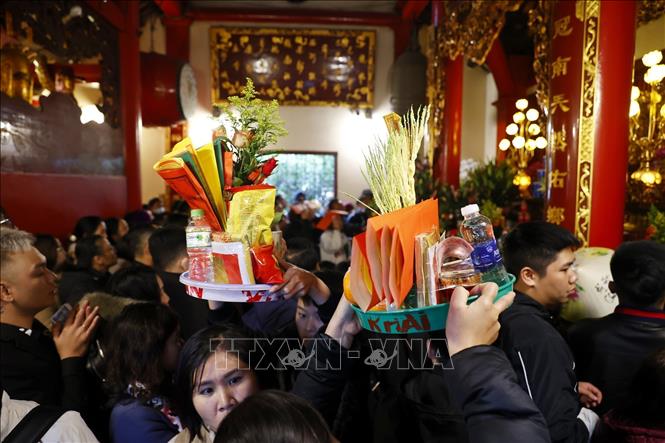 Người dân đi lễ tại Phủ Tây Hồ ngày Rằm tháng Giêng. Ảnh: Minh Quyết – TTXVN
