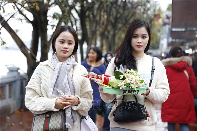 Người dân đi lễ tại Phủ Tây Hồ ngày Rằm tháng Giêng. Ảnh: Minh Quyết – TTXVN