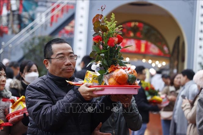 Người dân đi lễ tại Phủ Tây Hồ ngày Rằm tháng Giêng. Ảnh: Minh Quyết – TTXVN