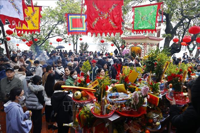 Đông đảo người dân đi lễ tại Phủ Tây Hồ, cầu bình an ngày Rằm tháng Giêng. Ảnh: Minh Quyết – TTXVN