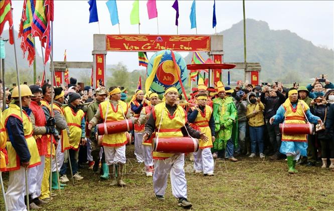 Rước sinh thực khí nữ (Mặt nguyệt) được tạo hình từ hai chiếc mẹt cỡ lớn úp mặt vào nhau, trên có tô vẽ hình âm dương nhiều màu sắc cùng hai chữ 