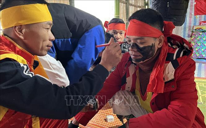Người tham dự Lễ hội Ná Nhèm phải bôi nhọ mặt bởi họ tin rằng làm như thế sẽ đánh lạc hướng những linh hồn ma giặc. Ảnh: Anh Tuấn – TTXVN