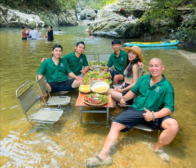 Nhóm các bạn trẻ Khanh Son Eco khảo sát, quảng bá các dòng suối tự nhiên của Khánh Sơn, trước khi đưa vào địa điểm check in cho du khách. Ảnh: TTXVN phát