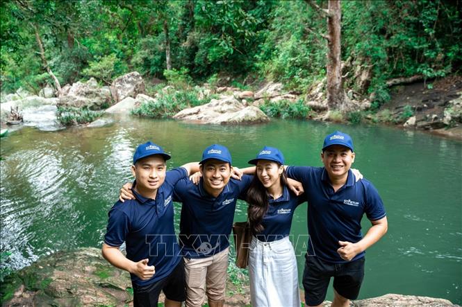 Nhóm 4 bạn trẻ Khanh Son Eco tại địa điểm du lịch huyện Khánh Sơn. Ảnh: TTXVN phát