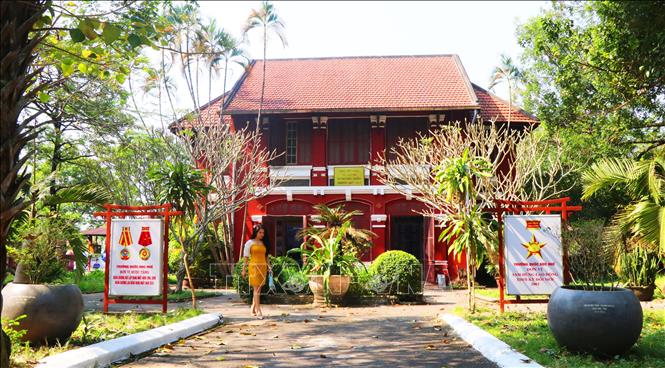 Trường Quốc học Huế với không gian nhiều cây xanh, kiến trúc cổ kính, trở thành một điểm đến hấp dẫn với nhiều du khách. Ảnh: Tường Vi - TTXVN