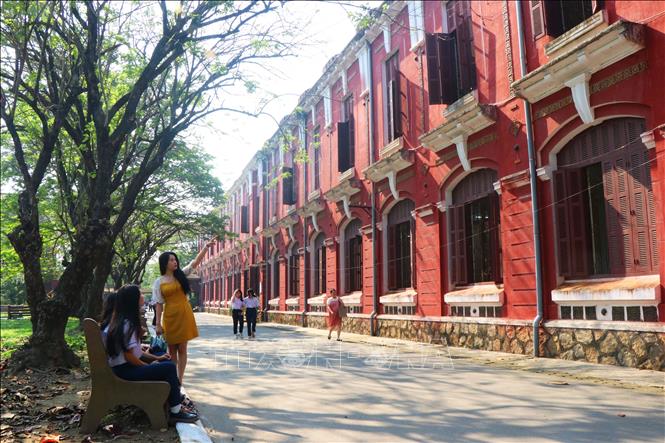 Trải qua lịch sử gần 130 năm, ngôi trường vẫn giữ được nét đẹp thật trang nghiêm và cổ kính.  Ảnh: Tường Vi - TTXVN