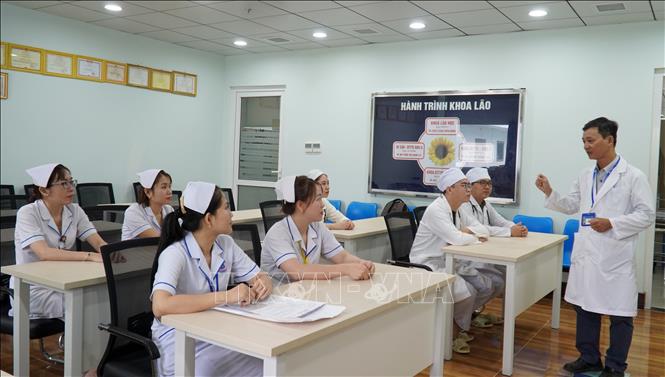 Tiến sĩ, Bác sĩ Văng Kiến Được, Trưởng Khoa Lão học, Bệnh viện đa khoa tỉnh Kiên Giang trao đổi chuyên môn với các bác sĩ, điều dưỡng của khoa. Ảnh: Văn Sĩ-TTXVN                       