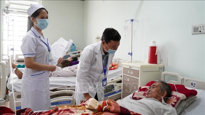 Tiến sĩ, Bác sĩ Văng Kiến Được, Trưởng Khoa Lão học, Bệnh viện đa khoa tỉnh Kiên Giang thăm khám bệnh nhân. Ảnh: Văn Sĩ-TTXVN                          