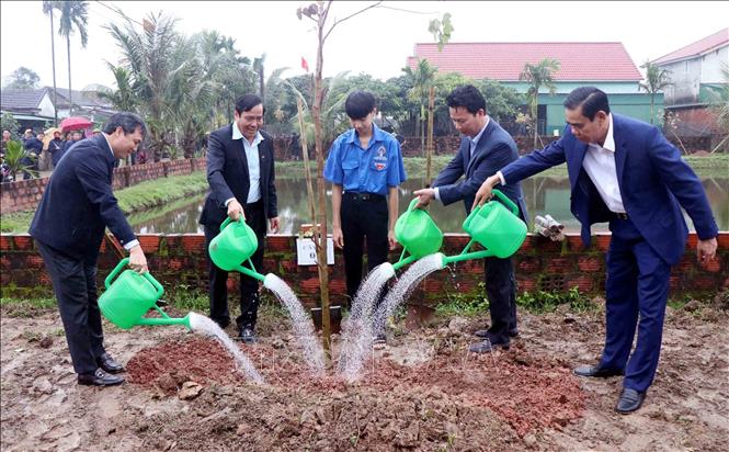 Bộ Trưởng Bộ Tài nguyên và Môi trường Đặng Quốc Khánh và lãnh đạo tỉnh Hà Tĩnh trồng cây ở xã Cẩm Quan. Ảnh: Công Tường-TTXVN