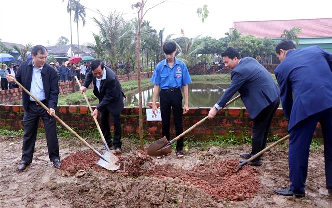 Bộ Trưởng Bộ Tài nguyên và Môi trường Đặng Quốc Khánh và lãnh đạo tỉnh Hà Tĩnh trồng cây ở xã Cẩm Quan. Ảnh: Công Tường-TTXVN
