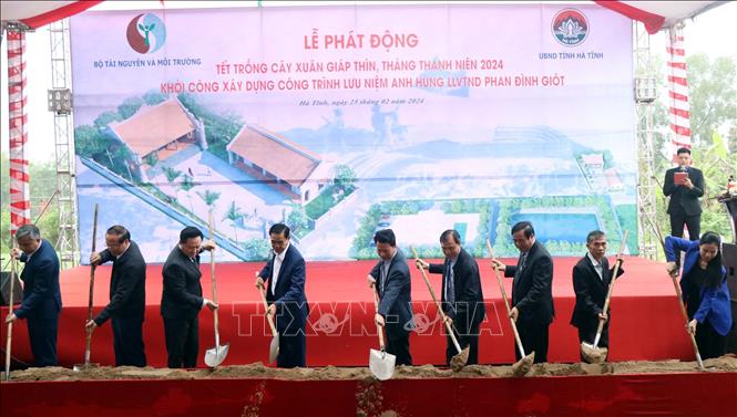 Bộ Trưởng Bộ Tài nguyên và Môi trường Đặng Quốc Khánh và lãnh đạo tỉnh Hà Tĩnh khởi công công trình tưởng niệm Phan Đình Giót. Ảnh: Công Tường-TTXVN