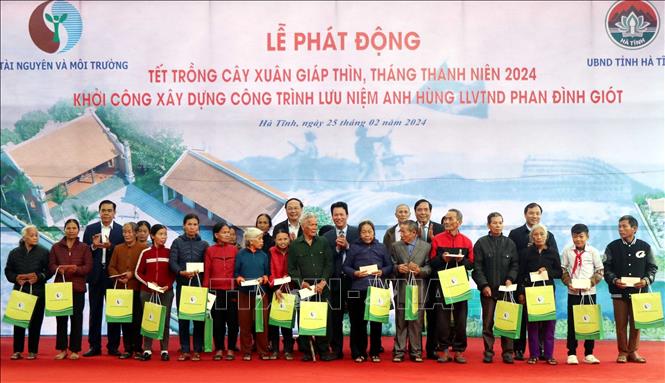 Bộ Trưởng Bộ Tài nguyên và Môi trường Đặng Quốc Khánh tặng quà cho đối tượng chính sách. Ảnh: Công Tường-TTXVN