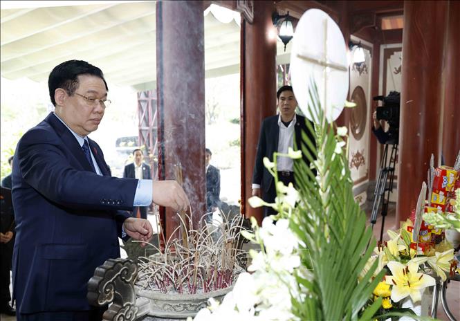 Chủ tịch Quốc hội Vương Đình Huệ dâng hương tưởng niệm các Anh hùng liệt sĩ, thanh niên xung phong tại Khu Di tích lịch sử quốc gia Truông Bồn. Ảnh: Nhan Sáng-TTXVN