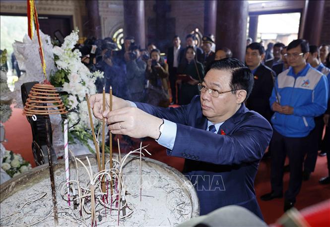 Chủ tịch Quốc hội Vương Đình Huệ dâng hương tưởng niệm các Anh hùng liệt sĩ, thanh niên xung phong tại Khu Di tích lịch sử quốc gia Truông Bồn. Ảnh: Nhan Sáng-TTXVN