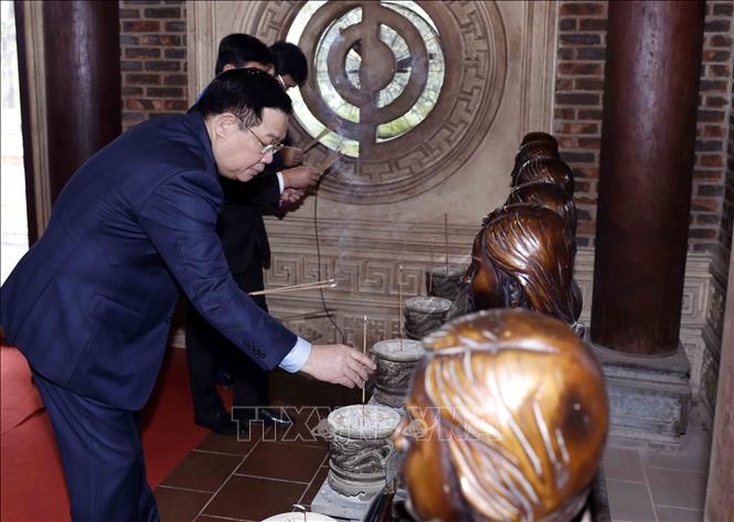 Chủ tịch Quốc hội Vương Đình Huệ dâng hương tưởng niệm các Anh hùng liệt sĩ, thanh niên xung phong tại Khu Di tích lịch sử quốc gia Truông Bồn. Ảnh: Nhan Sáng-TTXVN