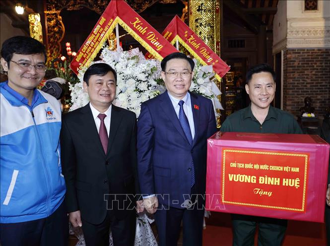 Chủ tịch Quốc hội Vương Đình Huệ tặng quà cho Ban Quản lý Khu Di tích lịch sử quốc gia Truông Bồn. Ảnh: Nhan Sáng-TTXVN