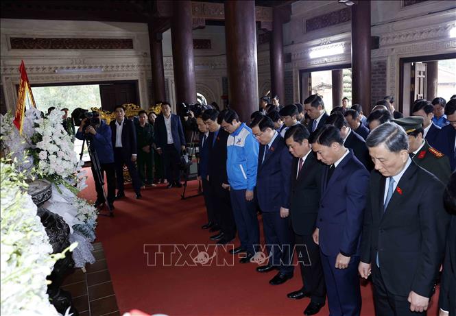 Chủ tịch Quốc hội Vương Đình Huệ dâng hương tưởng niệm các Anh hùng liệt sĩ, thanh niên xung phong tại Khu Di tích lịch sử quốc gia Truông Bồn. Ảnh: Nhan Sáng-TTXVNA