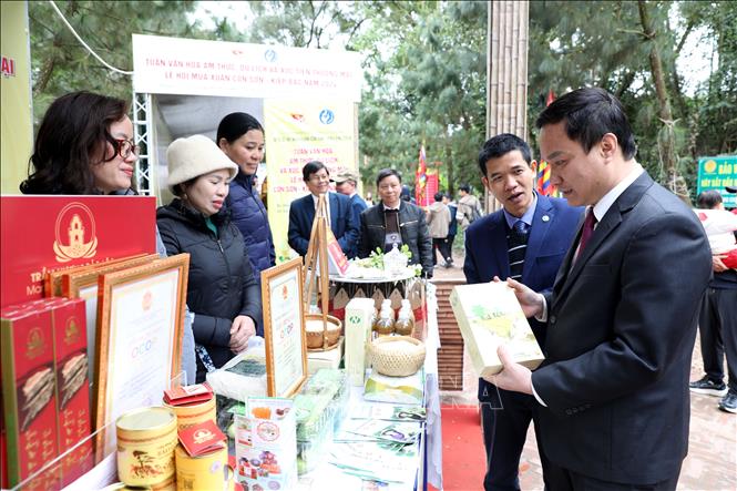 Lãnh đạo một số bộ, ngành và tỉnh Hải Dương tham quan các gian hàng trưng bày các sản phẩm tiêu biểu, đặc trưng của Hải Dương và một số tỉnh bạn. Ảnh: Mạnh Tú - TTXVN
