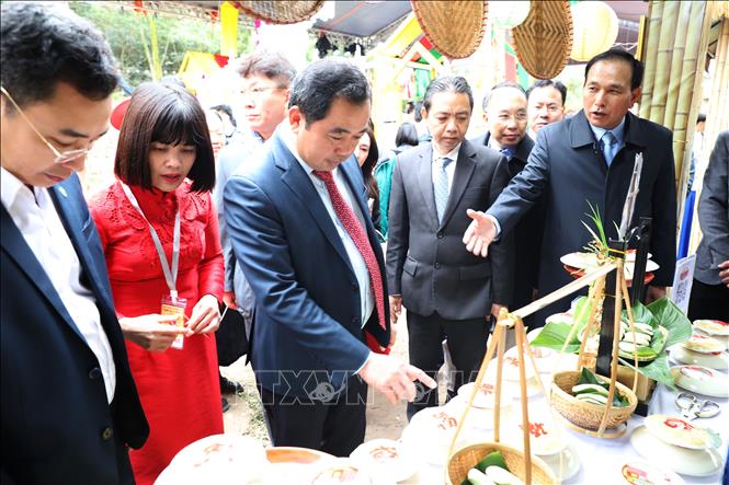 Lãnh đạo một số bộ, ngành và tỉnh Hải Dương tham quan các gian hàng trưng bày các sản phẩm tiêu biểu, đặc trưng của Hải Dương. Ảnh: Mạnh Tú - TTXVN
