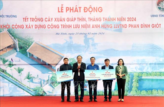 Lãnh đạo Bộ Tài nguyên và Môi trường tặng biểu trưng trồng cây cho tỉnh đoàn và huyện Cẩm Xuyên. Ảnh: Công Tường-TTXVN