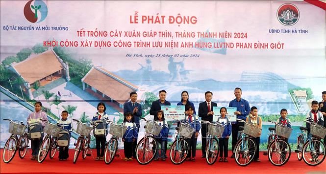 Lãnh đạo tỉnh Hà Tĩnh trao tặng 30 xe đạp cho học sinh nghèo vượt khó. Ảnh: Công Tường-TTXVN